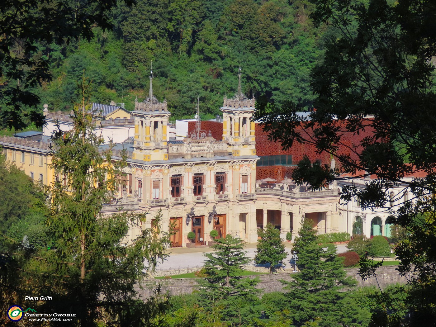 22 Da Galizia finestrella sul  Casinò tra le fronde degli alberi.JPG